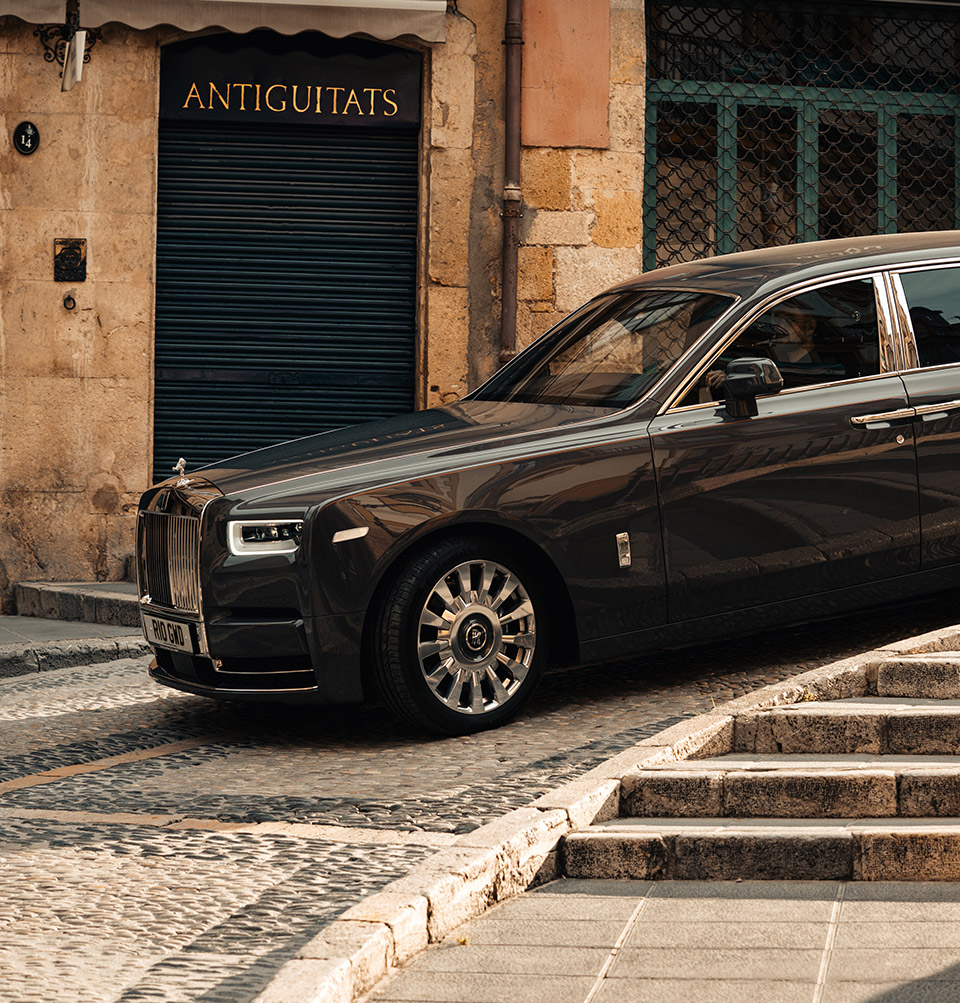 Looks Like Silver, Drives Like Gold:Customized Rolls Royce Wraith —   Gallery